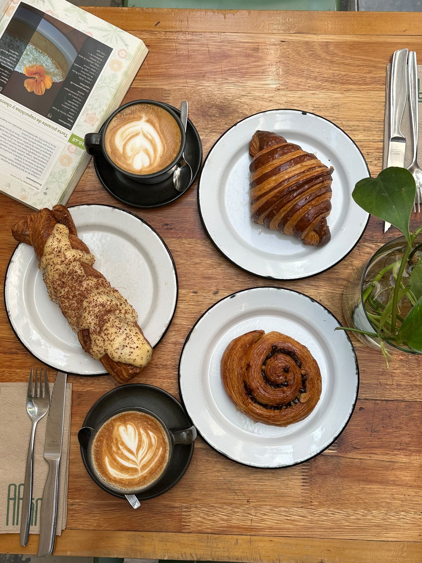 Café de especialidad y croissant en Afán