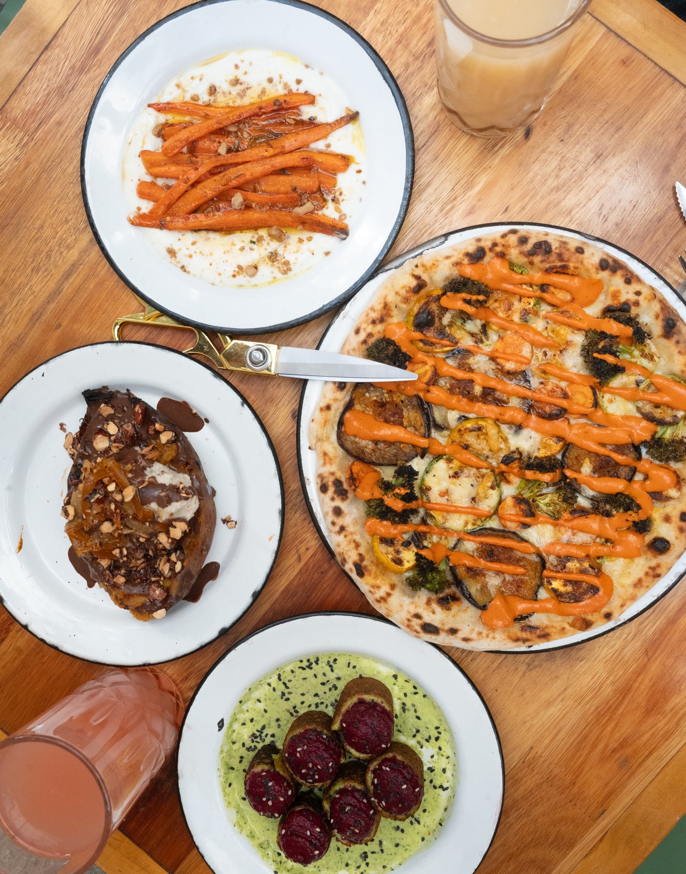 Mesa con platos de cocina vegetal de Afán