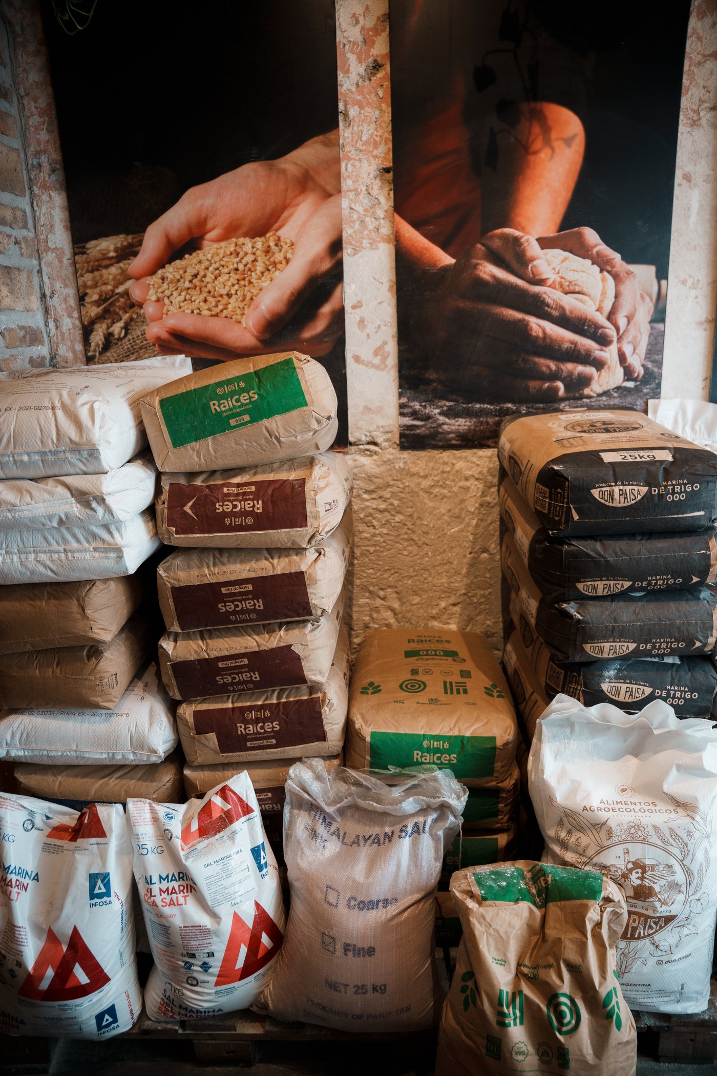 Bolsas de harina agroecológica y manos trabajando la masa