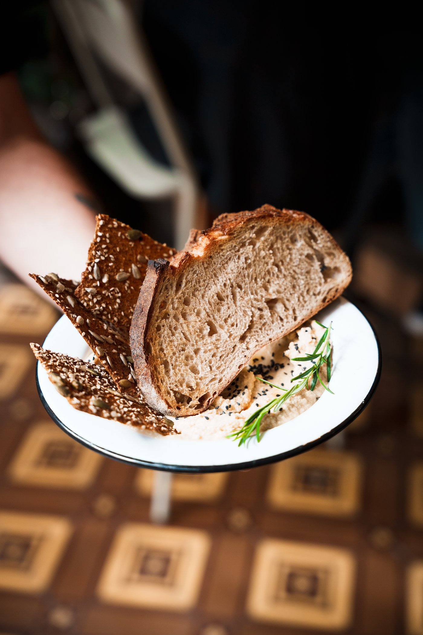 Pan de masa madre con hummus y romero