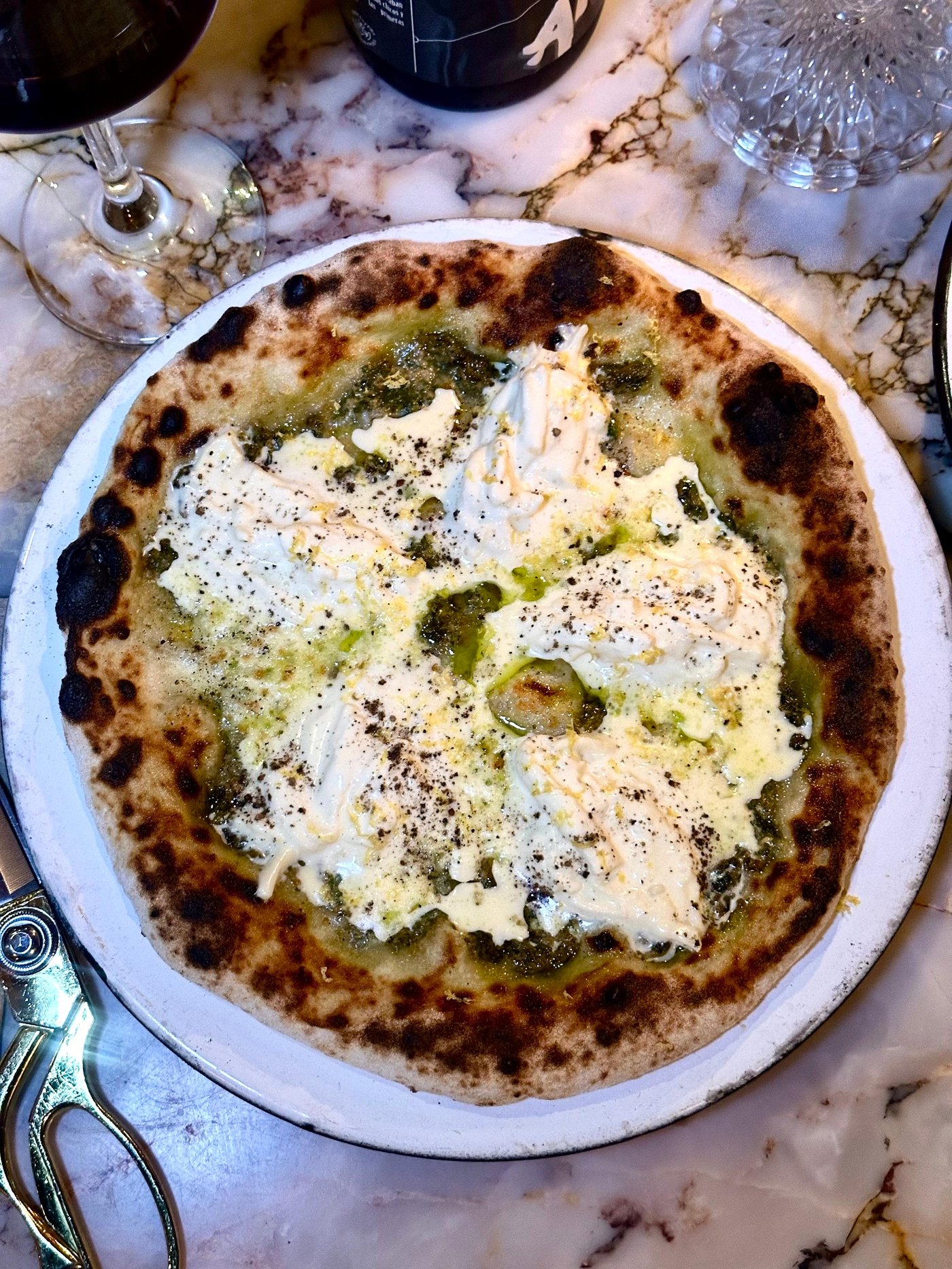 Pizza napolitana de masa madre recién horneada
