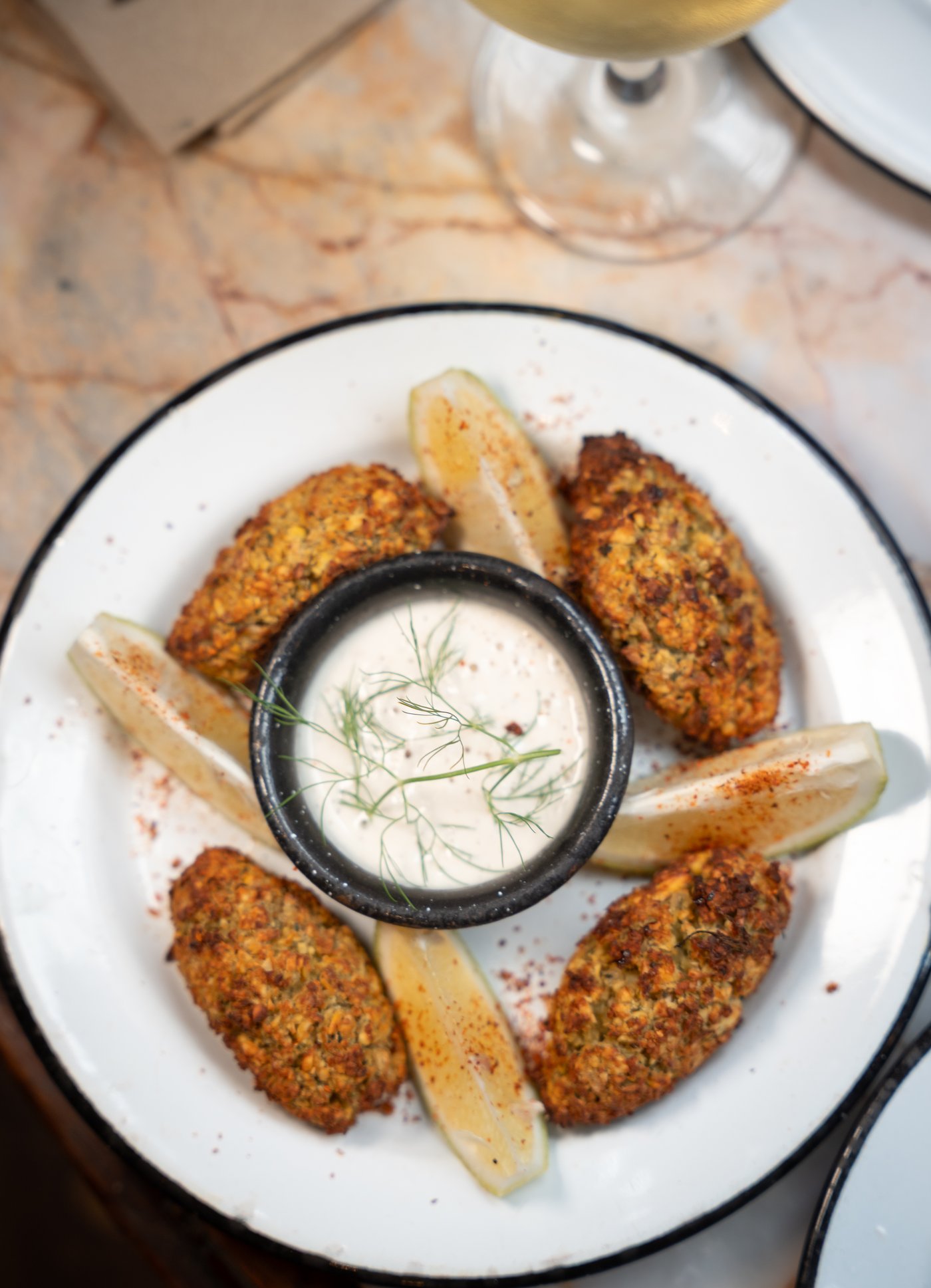 Croquetas veganas con dip y limón