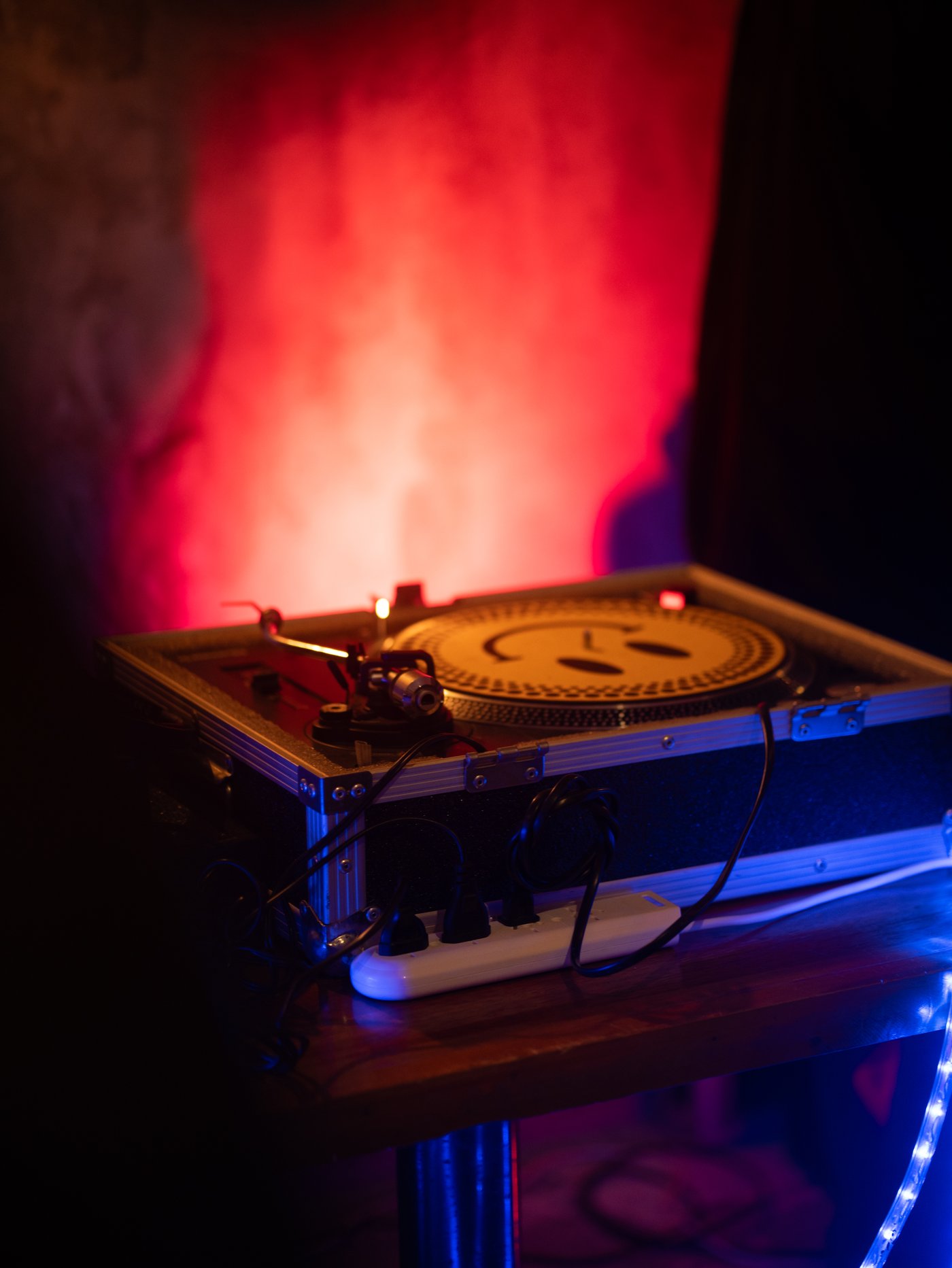 Bandeja giradiscos con luces de un jueves de vinilos en Afán